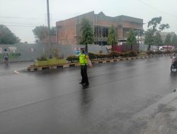 Tingkatkan Kamseltibcarlantas Personil Bhabinkamtibmas Lakukan Pengaturan Lalin