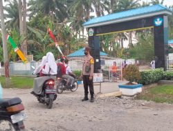 Jaga Keselamatan Siswa Polisi Bantu Anak Sekolah Menyeberang Jalan
