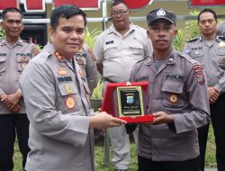 KAPOLRES BINJAI BERIKAN CINDERA MATA KEPADA BINTARA NOKEN POLDA PAPUA