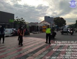 Beri Rasa Aman, Satlantas Polres Binjai Bantu Anak Sekolah Nyebrang Jalan