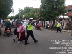 Beri Rasa Aman, Satlantas Polres Binjai Bantu Anak Sekolah Nyebrang Jalan