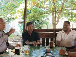 Sambut HUT RI ke 77 Bhabin Himbau Pasang Bendera di Depan Rumah Warga