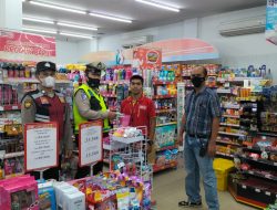 Imbau Masyarakat Protokol Kesehatan Dan Bagikan Masker Gratis Bagi Pengunjung Mini Market