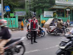 Personil Polsek Binjai Selatan Pengaturan Lalin depan Sekolah