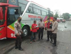 Tekan Penyebaran Covid19, Polsek Binjai Timur Bagikan Masker Gratis