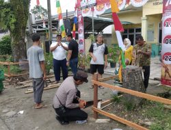 Bersama Bhabinkamtibmas Warga Gotong Royong Membangun Gapura HUT RI 77