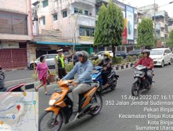 Sat Lantas Polres Binjai Seberangkan Pejalan Kaki