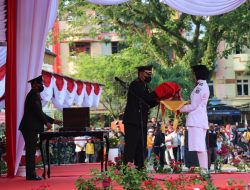 UPACARA PENURUNAN BENDERA MERAH PUTIH BERJALAN LANCAR DAN KHIDMAT, WAKAPOLRES BINJAI BERI APRESIASI