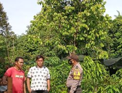 Sambangi Para Warga, Bhabin Himbau Tidak Membakar Sampah Sembarangan, Upaya Dan Keseriusan Cegah Karhutlah.