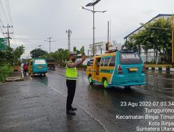 Dibawah Rintik Hujan, Personil Satlantas Polres Binjai Tetap Memberikan Pelayanan Terbaik