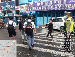 Jamin Keselamatan Siswa, Satlantas Polres Binjai Bantu Menyeberang Jalan