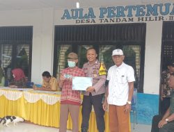 Bhabinkamtibmas dan Bhabinsa Desa Tandam hilir II  Pantau Langsung Penyaluran BLT