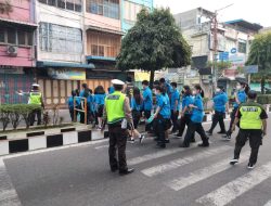 Jamin Keselamatan Siswa, Anggota Sat Lantas Polres Binjai Bantu Seberangkan Anak Sekolah