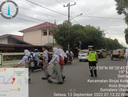 Jamin Keselamatan Siswa, Anggota Sat Lantas Polres Binjai Bantu Seberangkan Anak Sekolah