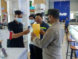 System Barcode Dan Edukasi Imbauan Bagi Masyarakat Yang Belum Melaksanakan Vaksin Booster Giat Operasi Yustisi Malam Ini