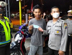 Pentingnya Protokol Kesehatan, Operasi Yustisi Malam Polsek binjai Selatan Ingatkan Warganya Dan Bagikan Masker Gratis