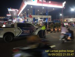 UNIT PATROLI SATLANTAS POLRES BINJAI MONITORING BBM DI SPBU ANTISIPASI ANTRIAN PANJANG DAN PENIMBUNAN MINYAK