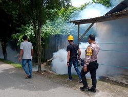 BHABINKAMTIBMAS KEL.KEBUN LADA BERIKAN PENDAMPINGAN KEGIATAN FOGGING UNTUK ANTISIPASI PENYEBARAN DBD