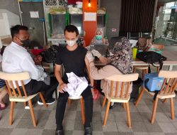 MONITORING POLSEK BINJAI KOTA PELAKSANAAN VAKSINASI DOSIS BOOSTER DI SUPERMARKET ASIA KING