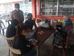 PENDAMPINGAN POLSEK BINJAI KOTA PELAKSANAAN VAKSINASI DOSIS BOOSTER DI SUPERMARKET ASIA KING