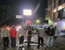 PATROLI RUTIN R-4 BERSINGGUNGAN PERBATASAN JAGA KEAMANAN DI KEWILAYAHAN