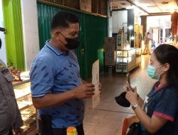 GUNAKAN BARCODE APLIKASI PEDULI LINDUNGI  OPERASI YUSTISI PAGI SASAR PENGUNJUNG PASAR WILKUM POLSEK BINJAI KOTA