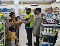 Ingatkan Warganya Pentingnya Protokol Kesehatan, Operasi Yustisi Malam Polsek binjai Selatan Dan Bagikan Masker Gratis