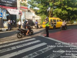 Jaga Ketertiban Di Jalur Depan Sekolah, Anggota Satlantas Polres Binjai Laksanakan Gatur