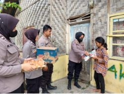 POLRES BINJAI MELALUI SAT BINMAS BAGIKAN BANSOS KEPADA WARGA TERDAMPAK KENAIKAN BBM