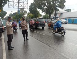 BERIKAN PELAYANAN PRIMA KEPADA PENGGUNA JALAN MELALUI POS PADAT SORE POLSEK BINJAI TIMUR