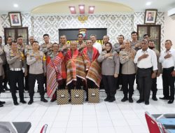 LEPAS PERSONIL YANG MEMASUKI PURNABAKTI TAHUN 2022, KAPOLRES BINJAI BERIKAN CINDERA MATA