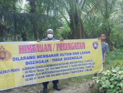 SAMBANGI WARGA BINAAN  BHABINKAMTIBMAS KELURAHAN LIMAU MUNGKUR EDUKASIKAN WARGA TENTANG LARANGAN KARHUTLA