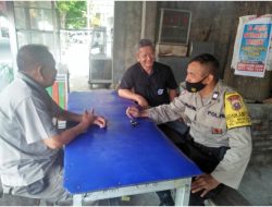 SAMBANGI WARUNG KOPI, BHABINKAMTIBMAS KELURAHAN MENCIRIM SAMPAIKAN HIMBAUAN KAMTIBMAS DAN PROTOKOL KESEHATAN