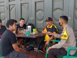 SAMBANGI WARUNG MAKAN, BHABINKAMTIBMAS KELURAHAN SUMBER MULYO REJO SAMPAIKAN HIMBAUAN KAMTIBMAS DAN PROTOKOL KESEHATAN