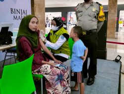 BHABINKAMTIBMAS POLSEK BINJAI TIMUR MONITORING PELAKSANAAN VAKSINASI DI SUPERMALL BINJAI