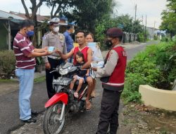 INGATKAN PENGGUNA JALAN PATUHI PROKES MELALUI OPERASI YUSTISI DEPAN MAKO POLSEK BINJAI UTARA DAN BAGIKAN MASKER GRATIS