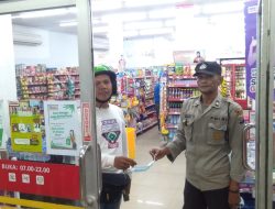 EDUKASI MELALUI OPERASI YUSTISI MALAM POLSEK BINJAI SELATAN INGATKAN WARGANYA PATUH PROKES DAN BAGIKAN MASKER GRATIS