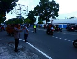 BERIKAN PELAYANAN KEPADA PENGGUNA JALAN POS PADAT SORE RUTIN POLSEK BINJAI TIMUR