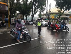 MENJAGA KELANCARAN DAN KETERTIBAN ARUS LALIN DI KOTA BINJAI PADAT SORE RUTIN SAT LANTAS POLRES BINJAI