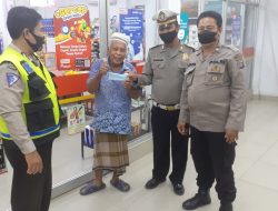 INGATKAN MASYARAKAT PENTINGNYA PROTOKOL KESEHATAN, OPERASI YUSTISI MALAM POLSEK BINJAI SELATAN DAN BAGIKAN MASKER GRATIS
