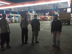 ANTISIPASI PENIMBUNAN BBM BERSUBSIDI, POLSEK BINJAI TIMUR MELALUI BLUE LIGHT PATROL