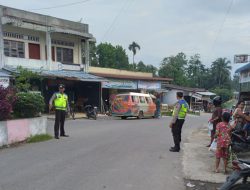 SRONG POINT POLSEK SEI BINGAI MELALUI GATUR SORE PASTIKAN ARUS LALU LINTAS AMAN KONDUSIF