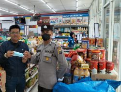 PENTINGNYA PROTOKOL KESEHATAN, OPERASI YUSTISI MALAM HARI POLSEK BINJAI SELATAN INGATKAN WARGANYA DAN BAGIKAN MASKER GRATIS SASAR MINI MARKET