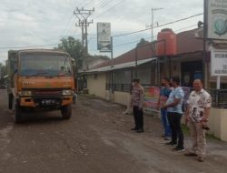 DEPAN MAKO POLSEK DIGELAR OPERASI YUSTISI INGATKAN PENGGUNA JALAN PENTINGNYA PROTOKOL KESEHATAN DAN BAGIKAN MASKER GRATIS