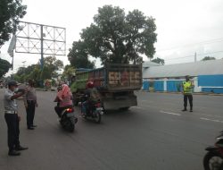 JAGA KELANCARAN ARUS LALU LINTAS GATUR SORE POLSEK BINJAI TIMUR BERSAMA DISHUB PASTIKAN  KENYAMANAN PENGGUNA JALAN RAYA