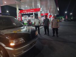ANTISIPASI KELANGKAAN BBM, KEGIATAN RUTIN YANG DI TINGKATKAN PATROLI MALAM RUTIN SASAR SPBU WILKUM POLSEK BINJAI
