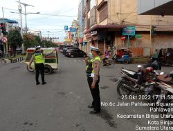 JAGA DI TITIK RAWAN KEMACETAN SAT LANTAS POLRES BINJAI GATUR SORE CIPTAKAN KAMSELTIBCAR AMAN KONDUSIF