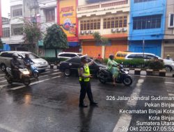 Ditengah Rintiknya Hujan Personil Satlantas Binjai Tetap Laksanakan Gatur Lalin Pagi