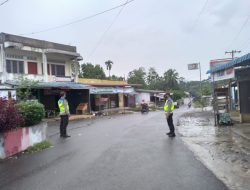 Ditengah Rintiknya Hujan Personil Polsek Sei Bingai Tetap Laksanakan Gatur Lalin Pagi