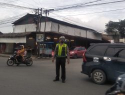 HADIR DITENGAH-TENGAH MASYARAKAT GATUR SORE ANTISIPASI KEMACETAN ARUS LALU LINTAS GATUR SORE POLSEK BINJAI SELATAN